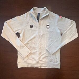 Lululemon Canada Olympic Edition Engendered
Warmth Half Zip jacket size 6 ivory